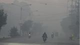 Pendler unterwegs im Smog