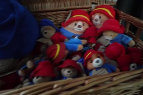Video: Camilla verteilt Paddington Bären