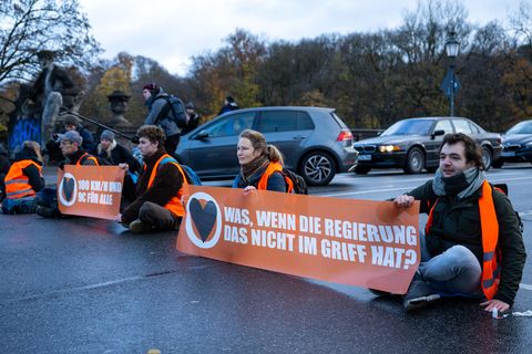 Klimaaktivisten der "Letzten Generation" blockieren eine Straße