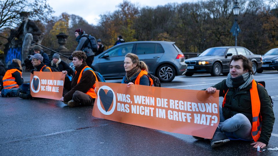 Klimaaktivisten der "Letzten Generation" blockieren eine Straße