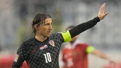 Luka Modric von Kroatien hebt beim Spiel gegen Russland den linken Arm
