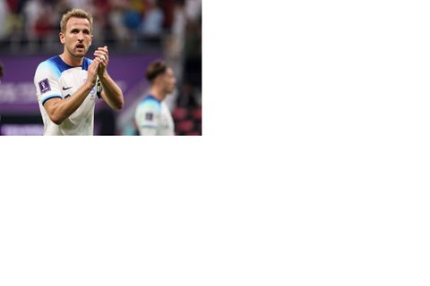 Englands Kapitän Harry Kane applaudiert den Fans