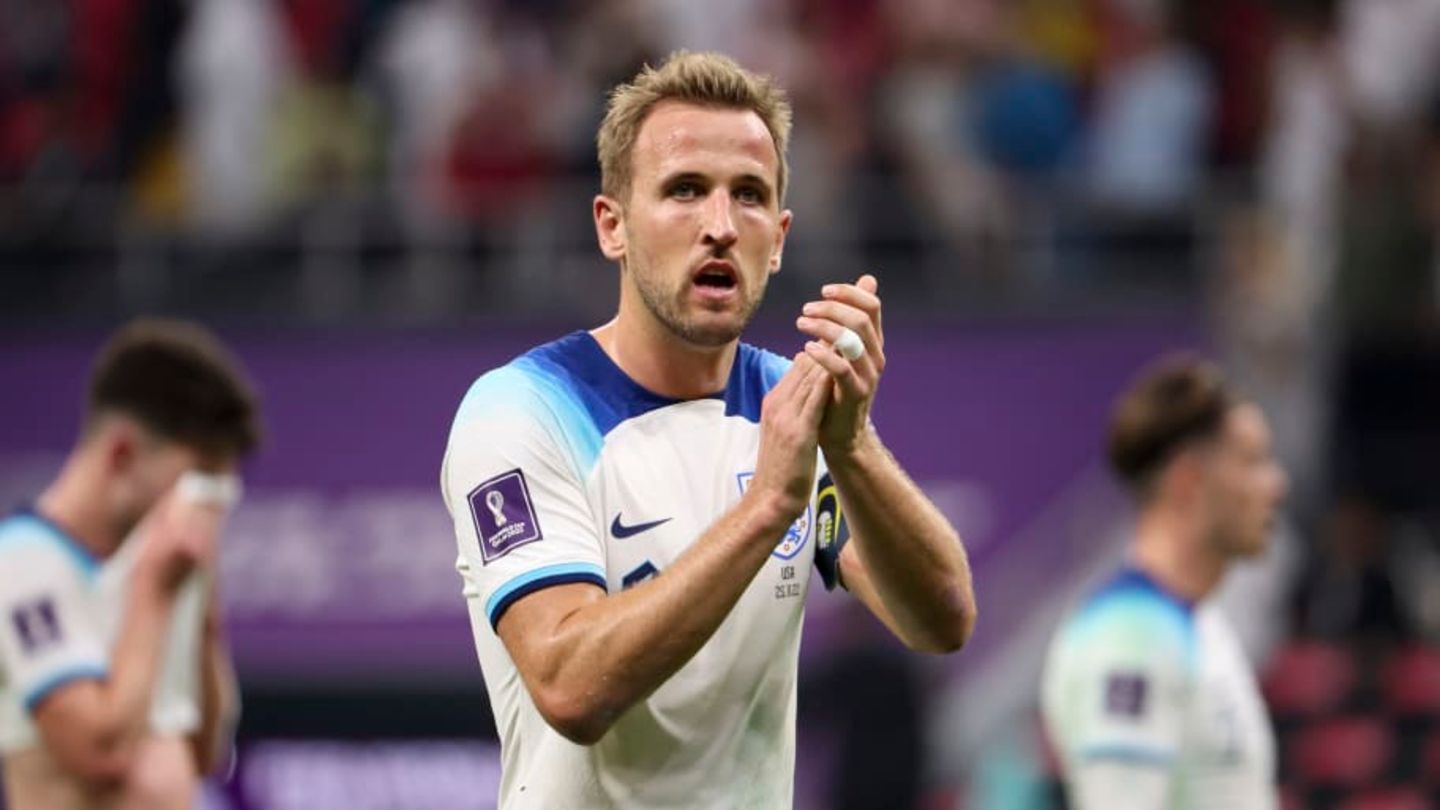 Englands Kapitän Harry Kane applaudiert den Fans