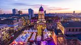 Weihnachtszauber in Berlin  In Berlin gibt es gefühlt an jeder Ecke einen Weihnachtsmarkt. Zu den schönsten der Landeshauptstadt gehört der am Gendarmenmarkt. Die Veranstalter nehmen zwei Euro Eintritt, der für gemeinnützige Zwecke gespendet wird.   Vom 25. November bis 31. Dezember  Öffnungszeiten: Sonntag bis Donnerstag von 12 bis 22 Uhr, Freitag und Samstag bis 23 Uhr, Heiligabend bis 18 Uhr, Silvester bis 1 Uhr