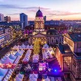 Weihnachtszauber in Berlin  In Berlin gibt es gefühlt an jeder Ecke einen Weihnachtsmarkt. Zu den schönsten der Landeshauptstadt gehört der am Gendarmenmarkt. Die Veranstalter nehmen zwei Euro Eintritt, der für gemeinnützige Zwecke gespendet wird.   Vom 24. November bis 31. Dezember  Öffnungszeiten: Sonntag bis Donnerstag von 12 bis 22 Uhr, Freitag und Samstag bis 23 Uhr, Heiligabend bis 18 Uhr, Silvester bis 1 Uhr
