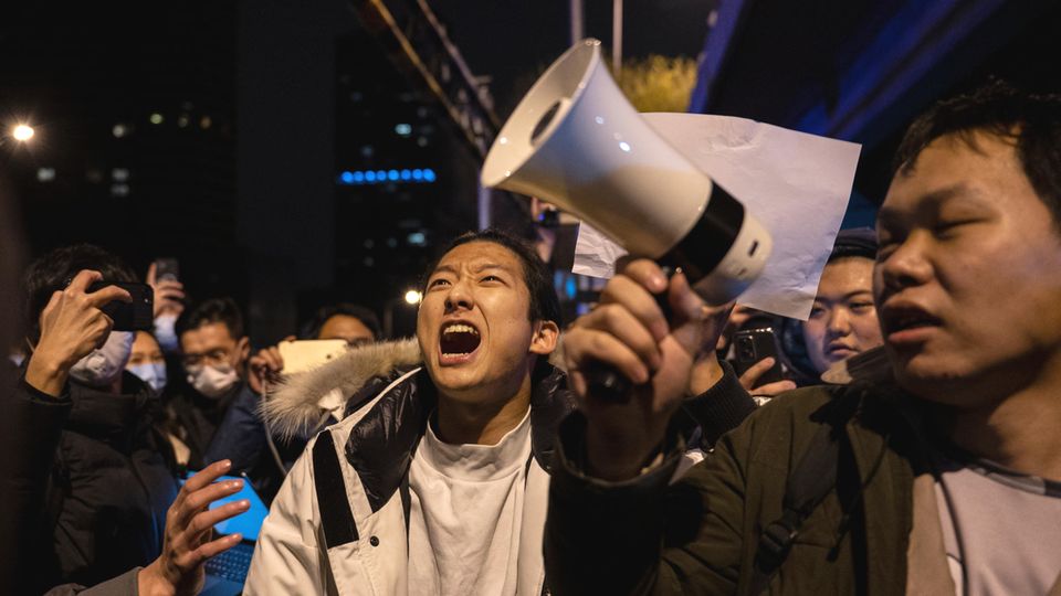 Wütende Proteste gegen die rigiden Corona-Regeln in China