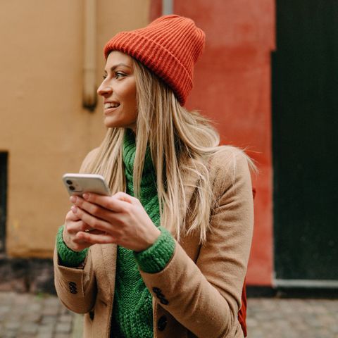 Frau mit Handy