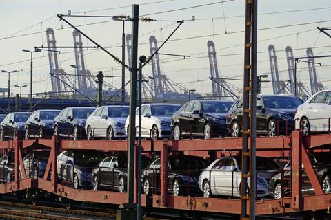 Autos stehen auf einem Eisenbahnzug in Bremerhaven