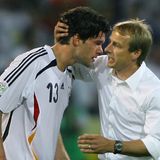 Vor dem Viertelfinale bei der WM 2006 zeigte sich der  Bundestrainer siegessicher: Das deutsche Team spielte gegen die hoch favorisierten Argentinier - doch Jürgen Klinsmann hatte einen Trumpf im Ärmel: "Unseren Capitano kennen die noch gar nicht." Der Capitano - das war Michael Ballack, damals der unumstrittene Star im deutschen Team. Ob es an ihm lag? Jedenfalls rettete sich Deutschland durch ein 1:1 gegen die Südamerikaner ins Elfmeterschießen. Dort gewann die DFB-Elf - auch dank eines verwandelten Elfmeters des Capitanos.