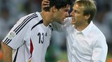 Vor dem Viertelfinale bei der WM 2006 zeigte sich der  Bundestrainer siegessicher: Das deutsche Team spielte gegen die hoch favorisierten Argentinier - doch Jürgen Klinsmann hatte einen Trumpf im Ärmel: "Unseren Capitano kennen die noch gar nicht." Der Capitano - das war Michael Ballack, damals der unumstrittene Star im deutschen Team. Ob es an ihm lag? Jedenfalls rettete sich Deutschland durch ein 1:1 gegen die Südamerikaner ins Elfmeterschießen. Dort gewann die DFB-Elf - auch dank eines verwandelten Elfmeters des Capitanos.