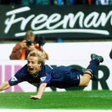 Ballacks Trainer hatte in seiner aktiven Zeit einen nicht ganz so schmeichelhaften Spitznamen: Mitspieler hatten ihn Flipper getauft. Benannt nicht nach dem süßen Delfin - sondern nach dem Spielautomaten. Man wissen im Zusammenspiel mit dem Stürmer nie , wohin die Kugel springen werde, so die Begründung. Klinsmann soll darüber wenig amüsiert gewesen sein. Auch während seiner Zeit bei Tottenham Hotspur bekam der Schwabe einen Spitznamen verpasst: Weil er für den Geschmack der englische Fußballfans im Strafraum zu leicht fiel, nannte man ihn Diver, was wörtlich übersetzt Taucher bedeutet, jedoch eher im Sinne von Schwalbenkönig zu verstehen ist. Klinsmann machte daraus sein Markenzeichen und erfand seinen eigenen Torjubel (siehe Foto). Dabei rutschte er über den Rasen wie ein Taucher, der ins Wasser springt.