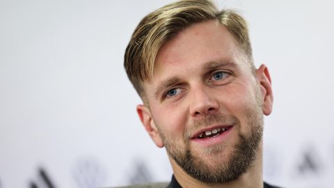 Er ist der neue WM-Liebling der Deutschen. In nur zwei Kurzeinsätzen bei diesem Turnier gelang ihm ein Treffer - der wichtige Ausgleich gegen Spanien. Seine Torquote ist rekordverdächtig: In drei Spielen traf "Lücke" zwei Mal. Eine erstaunliche Karriere für einen 29-Jährigen. Nicht ganz so überraschend ist dagegen die Genese seines Spitznamens: Ein Blick auf sein Porträt dürfte alle Fragen beantworten. 