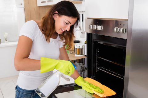 Backofen putzen: Fünf Tipps im Video