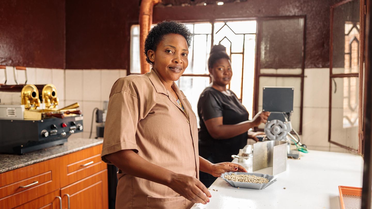 Ruanda: Gute Werte trotz schwieriger Bedingungen  Seit dem blutigen Bürgerkrieg 1994 mit über 800.000 Toten hat sich in Ruanda enorm viel getan. Gute drei Prozent des Bruttoinlandsproduktes der zuletzt stetig wachsenden Wirtschaft wendet das Land für Bildung auf. Die Grundschule ist kostenlos, keine Selbstverständlichkeit für afrikanische Staaten und sicher keine für ein Land ohne große Bodenschätze. Die ersten sechs Schuljahre sind Pflicht. Die danach anschließende Sekundarstufe ist freiwillig und eröffnet den Zugang entweder zu einer Berufsschule oder zu einer der Universitäten des Landes. Die universitäre Ausbildung hat einen hohen Stellenwert. Ruanda hat kaum Bodenschätze. Dienstleistungen sollen das Geld ins Land holen. Ruanda möchte der Dienstleister im südlichen Afrika werden. Kaffee gehört zu den stärksten landwirtschaftlichen Exporten des Landes. Mittlerweile verarbeitet und veredelt Ruanda den Rohkaffee selbst.   Ein Schuljahr in der Sekundarstufe kostet umgerechnet rund 300 Euro, für ärmere Familien ist das nur schwer bezahlbar. Wer wohlhabend ist, schickt seine Kinder oft auf eine der zahlreichen Privatschulen. Lag die durchschnittliche Schulbesuchsdauer in den 1990er Jahren noch bei knapp zwei Jahren sind es heute elf Jahre. Ein Resultat der kostenlosen Schulbildung. Etwa 50 Schüler sitzen in einer Grundschulklasse, in der Sekundarschule sind es 29. Zwei Kinder müssen sich je ein Lese- und Mathebuch teilen, schätzt die Unesco. Das ist wenig verglichen mit vielen anderen Staaten. Während viele Schulen in anderen Staaten keine Toiletten haben, ist das Schulklo in Ruanda nicht nur obligatorisch, an den meisten Schulen gibt es sogar für Jungen und Mädchen getrennte Toiletten. Grund könnte die in der ruandischen Gesellschaft starke Rolle der Frau sein. An den Universitäten ist der Numerus Clausus für Mädchen auch etwas niedriger als für Jungs.