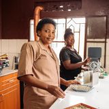 Ruanda: Gute Werte trotz schwieriger Bedingungen  Seit dem blutigen Bürgerkrieg 1994 mit über 800.000 Toten hat sich in Ruanda enorm viel getan. Gute drei Prozent des Bruttoinlandsproduktes der zuletzt stetig wachsenden Wirtschaft wendet das Land für Bildung auf. Die Grundschule ist kostenlos, keine Selbstverständlichkeit für afrikanische Staaten und sicher keine für ein Land ohne große Bodenschätze. Die ersten sechs Schuljahre sind Pflicht. Die danach anschließende Sekundarstufe ist freiwillig und eröffnet den Zugang entweder zu einer Berufsschule oder zu einer der Universitäten des Landes. Die universitäre Ausbildung hat einen hohen Stellenwert. Ruanda hat kaum Bodenschätze. Dienstleistungen sollen das Geld ins Land holen. Ruanda möchte der Dienstleister im südlichen Afrika werden. Kaffee gehört zu den stärksten landwirtschaftlichen Exporten des Landes. Mittlerweile verarbeitet und veredelt Ruanda den Rohkaffee selbst.   Ein Schuljahr in der Sekundarstufe kostet umgerechnet rund 300 Euro, für ärmere Familien ist das nur schwer bezahlbar. Wer wohlhabend ist, schickt seine Kinder oft auf eine der zahlreichen Privatschulen. Lag die durchschnittliche Schulbesuchsdauer in den 1990er Jahren noch bei knapp zwei Jahren sind es heute elf Jahre. Ein Resultat der kostenlosen Schulbildung. Etwa 50 Schüler sitzen in einer Grundschulklasse, in der Sekundarschule sind es 29. Zwei Kinder müssen sich je ein Lese- und Mathebuch teilen, schätzt die Unesco. Das ist wenig verglichen mit vielen anderen Staaten. Während viele Schulen in anderen Staaten keine Toiletten haben, ist das Schulklo in Ruanda nicht nur obligatorisch, an den meisten Schulen gibt es sogar für Jungen und Mädchen getrennte Toiletten. Grund könnte die in der ruandischen Gesellschaft starke Rolle der Frau sein. An den Universitäten ist der Numerus Clausus für Mädchen auch etwas niedriger als für Jungs.