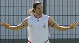 Spitznamen sind wie Kaugummi: Bleiben sie einmal kleben, wird man sie nie wieder los. So war es auch bei Torsten Frings: Der robuste Mittelfeldabräumer von Werder Bremen wurde von seinem Mitspieler Andy Herzog zu Beginn seiner Karriere "Lutscher" getauft. Er sei damals 20 Jahre alt und ziemlich frech zu den älteren Spielern gewesen, erzählte Frings später über die Genese des Spitznamens. Die Mannschaftskollegen hätten ihn übernommen, er sei ihn danach nicht mehr losgeworden. 