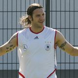 Spitznamen sind wie Kaugummi: Bleiben sie einmal kleben, wird man sie nie wieder los. So war es auch bei Torsten Frings: Der robuste Mittelfeldabräumer von Werder Bremen wurde von seinem Mitspieler Andy Herzog zu Beginn seiner Karriere "Lutscher" getauft. Er sei damals 20 Jahre alt und ziemlich frech zu den älteren Spielern gewesen, erzählte Frings später über die Genese des Spitznamens. Die Mannschaftskollegen hätten ihn übernommen, er sei ihn danach nicht mehr losgeworden. 