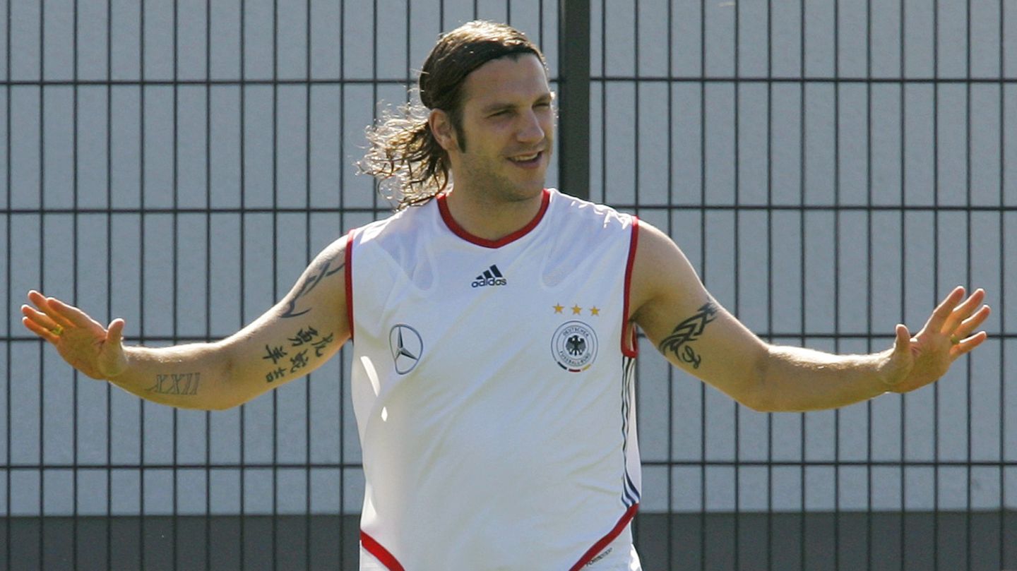 Torsten Frings: Lutscher Spitznamen sind wie Kaugummi: Bleiben sie einmal kleben, wird man sie nie wieder los. So war es auch bei Torsten Frings: Der robuste Mittelfeldabräumer von Werder Bremen wurde von seinem Mitspieler Andy Herzog zu Beginn seiner Karriere "Lutscher" getauft. Er sei damals 20 Jahre alt und ziemlich frech zu den älteren Spielern gewesen, erzählte Frings später über die Genese des Spitznamens. Die Mannschaftskollegen hätten ihn übernommen, er sei ihn danach nicht mehr losgeworden.