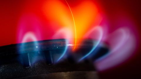 Für Gas- und Fernwärme-Kunden drohen hohe Kosten. Die Gaspreisbremse und Fernwärme-Bremse der Bundesregierung sollen diese deutlich senken.