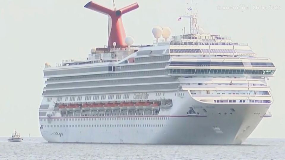 Kreuzfahrtschiff 15 Stunden lang im Wasser: Mann fällt von Kreuzfahrtschiff und wird gerettet