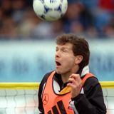 Wie ungerecht Spitznamen manchmal sein können, zeigt dieses Beispiel: Kaum ein Spieler sammelte im Laufe seiner Laufbahn mehr Titel er: Andreas Möller wurde mit der Nationalmannschaft Welt- und Europameister, gewann mit Borussia Dortmund die Champions League und holte zwei Mal die deutsche Meisterschaft. Dennoch musste er sich über weite Strecken dieser einzigartigen Karriere in Anlehnung an den einstigen Kinderstar den Spitznamen "Heintje" gefallen lassen - man hielt Möller anfangs für nicht hart genug. Sein bisweilen nicht vorteilhafter Gesichtsausdruck tat sein Übriges. 