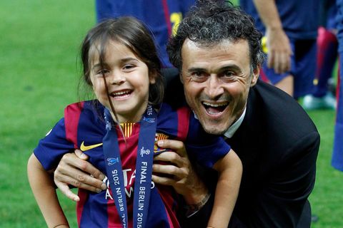 Luis Enrique und seine Tochter Xana, welche auf einem Pokal sitzt