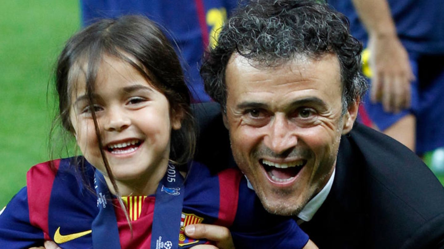 Luis Enrique und seine Tochter Xana, welche auf einem Pokal sitzt