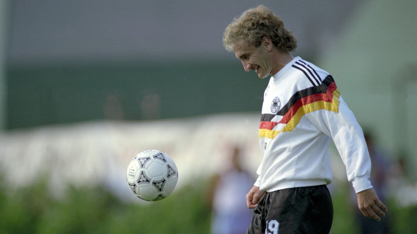 Rudi Völler: Tante Käthe Dieser Spitzname hat die aktive Karriere überdauert: Bis heute wird Rudi Völler von seinen Fans zärtlich "Tante Käthe" genannt. Zu verdanken hat der Weltmeister von 1990 diesen Namen seiner lockigen Haarpracht. Als Urheber gilt Völlers Nationalmannschaftskollege Thomas Berthold, der ihn Käthe taufte. Was in Hessen ein geflügeltes Wort sei, erklärte Berthold später dem Magazin "11Freunde". "Wie dann 'Tante Käthe' daraus wurde, muss dann eine Sache der Medien gewesen sein."
