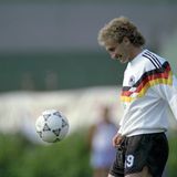 Dieser Spitzname hat die aktive Karriere überdauert: Bis heute wird Rudi Völler von seinen Fans zärtlich "Tante Käthe" genannt. Zu verdanken hat der Weltmeister von 1990 diesen Namen seiner lockigen Haarpracht. Als Urheber gilt Völlers Nationalmannschaftskollege Thomas Berthold, der ihn Käthe taufte. Was in Hessen ein geflügeltes Wort sei, erklärte Berthold später dem Magazin "11Freunde". "Wie dann 'Tante Käthe' daraus wurde, muss dann eine Sache der Medien gewesen sein."