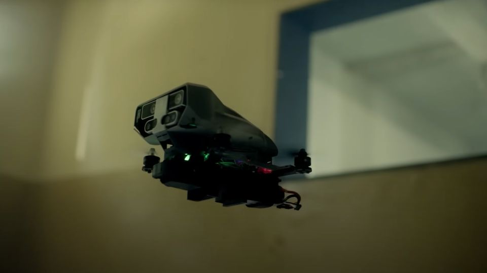 Auf der kleinen Drohne thront ein gigantischer Kopf mit den Sensoren.