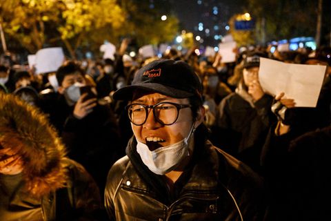 Menschen protestieren in Peking gegen die strengen Corona-Maßnahmen der Regierung
