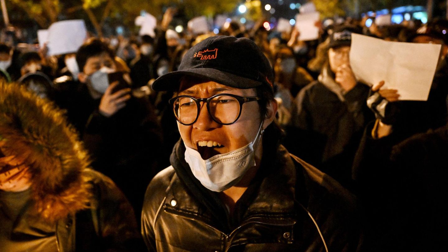 Menschen protestieren in Peking gegen die strengen Corona-Maßnahmen der Regierung Menschen protestieren in Peking gegen die strengen Corona-Maßnahmen der Regierung
