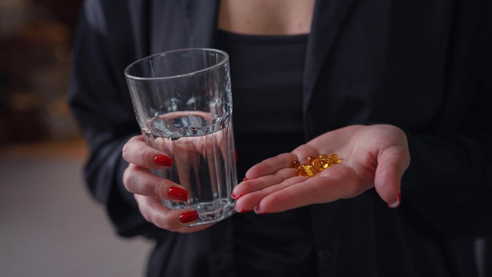Frau nimmt Vitamin D