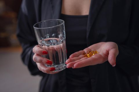 Frau nimmt Vitamin D
