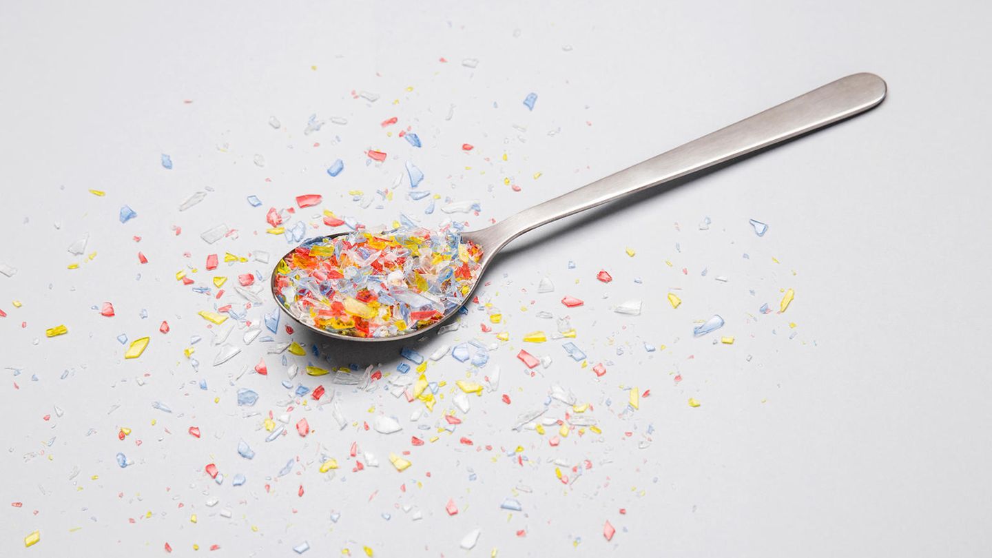 Bunte Mikroplastikpartikel auf einem Löffel