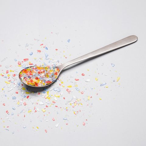 Bunte Mikroplastikpartikel auf einem Löffel