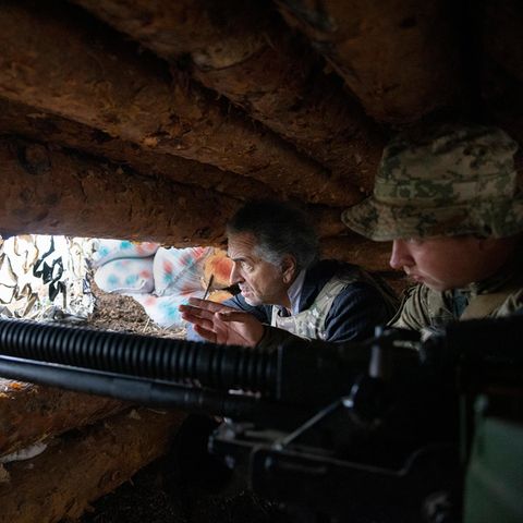 Bernard-Henri Lévy (links) im Schützengraben in der Ukraine