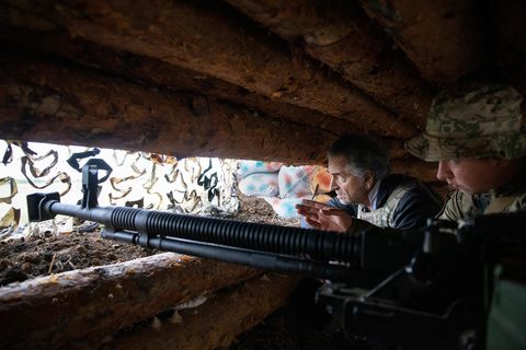 Bernard-Henri Lévy (links) im Schützengraben in der Ukraine
