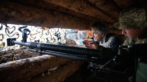 Bernard-Henri Lévy (links) im Schützengraben in der Ukraine