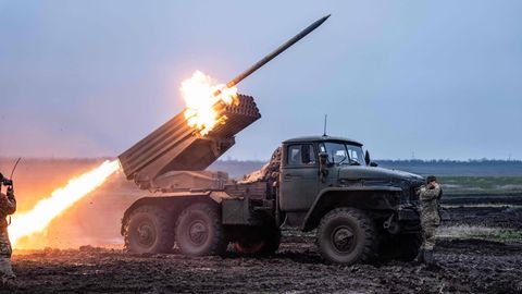 Ein BM-21 Grad Mehrfachraketenwerfer der 10. Gebirgsjägerbrigade der Ukraine feuert auf russische Stellungen im Donbass