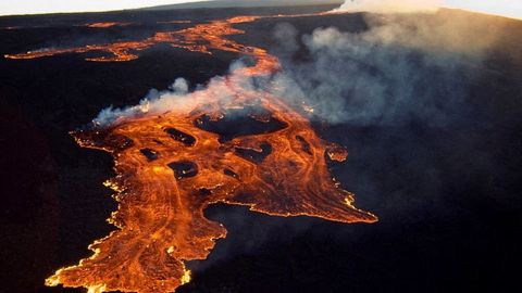 Lavaströme auf dem Gipfel des Mauna Loa auf Hawaii, der zum ersten Mal seit fast 40 Jahren ausbricht.