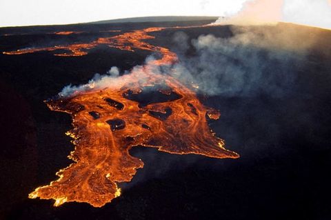 Lavaströme auf dem Gipfel des Mauna Loa auf Hawaii, der zum ersten Mal seit fast 40 Jahren ausbricht.