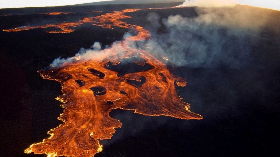 Lavaströme auf dem Gipfel des Mauna Loa auf Hawaii, der zum ersten Mal seit fast 40 Jahren ausbricht.