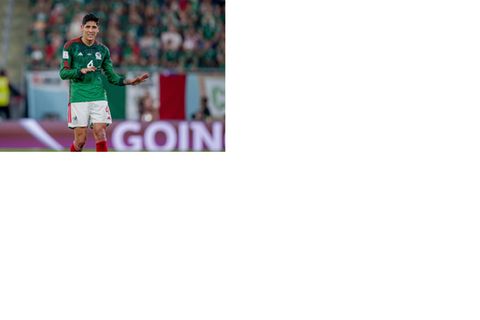 Mexikos Edson Alvarez versucht das Spiel zu beruhigen