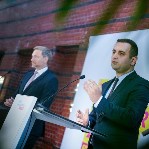 Christian Lindner (l., FDP), Bundesfinanzminister und FDP-Vorsitzender, und FDP-Generalsekretär Bijan Djir-Sarai