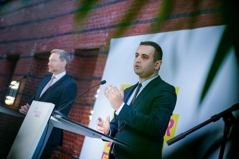 Christian Lindner (l., FDP), Bundesfinanzminister und FDP-Vorsitzender, und FDP-Generalsekretär Bijan Djir-Sarai