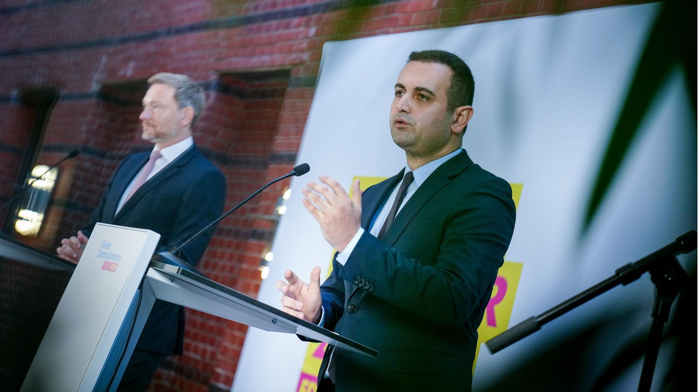 Meinung: Warum die FDP bei der Einbürgerung wirklich bremst Christian Lindner (l., FDP), Bundesfinanzminister und FDP-Vorsitzender, und FDP-Generalsekretär Bijan Djir-Sarai