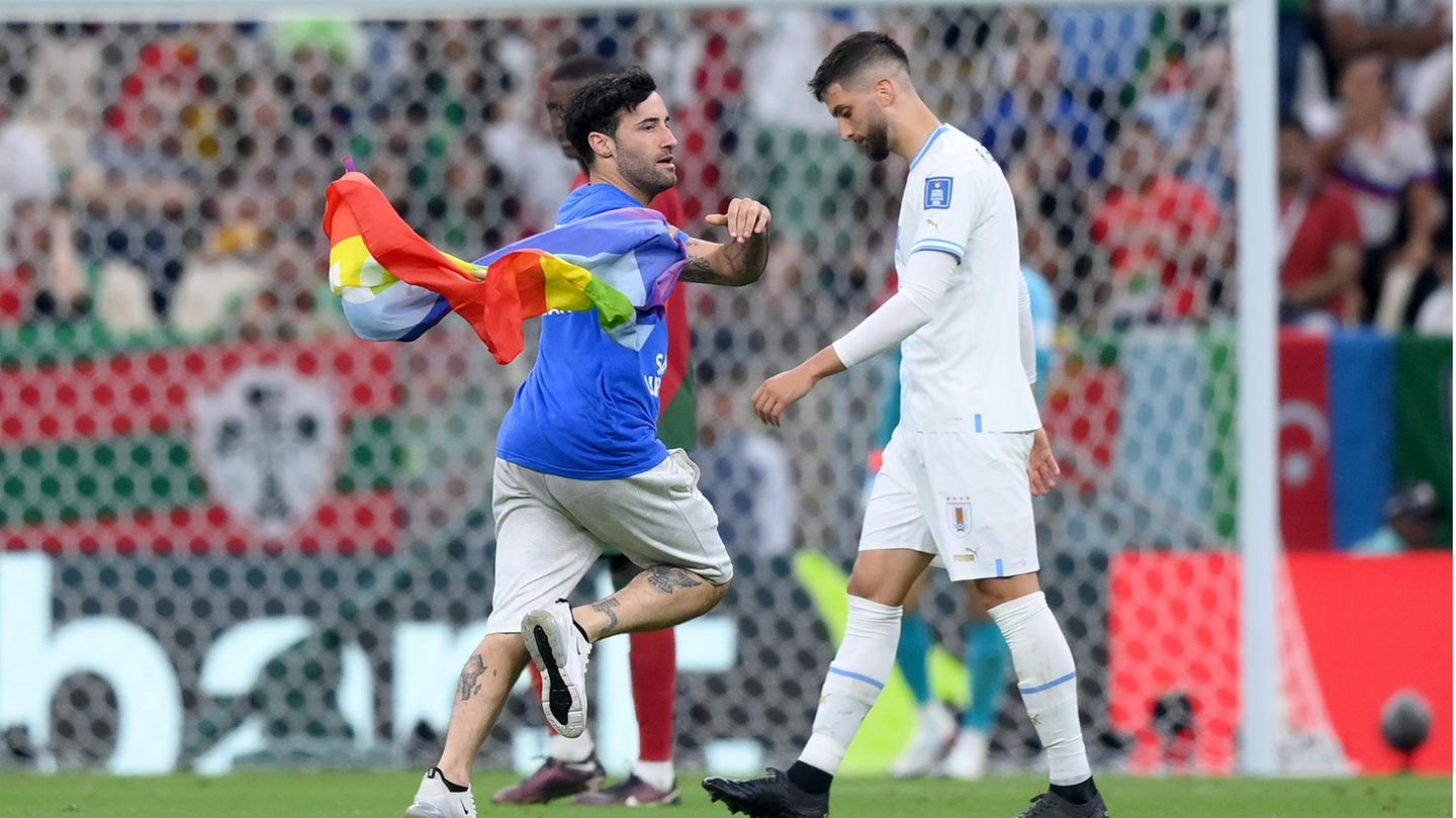 At World Cup game: Flitzer protested with a rainbow flag