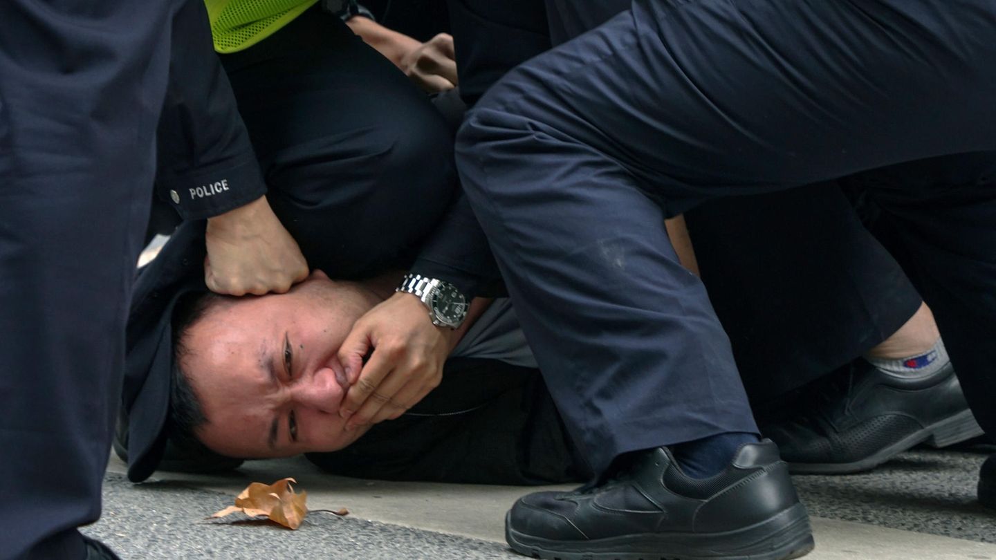China: Police controls prevent further protests