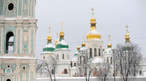 Schneebedeckte Glockentürme der Sophienkathedrale in Kiew